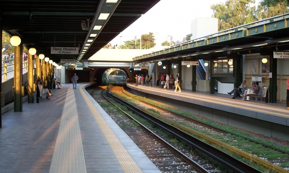 Έκτακτο: Επίθεση αγνώστων σε συρμό του ηλεκτρικού – Χτύπησαν οπαδό